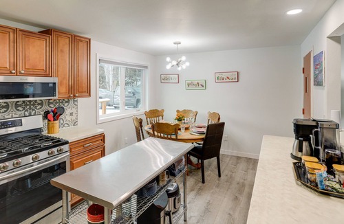 Badger House | Cozy North Pole Home w/ Mountain & Aurora Views!