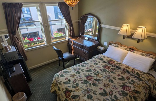Marina District Hotel | Cozy Queen Courtyard Retreat – Your Tranquil Escape in San Francisco!