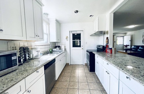 Hayward House | Cozy & Spacious Hayward Entire 4BR SFH/Free Parking/WiFi