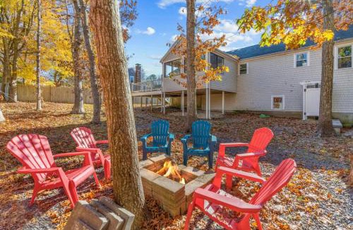Hyannis House | Cozy Spacious Home Walk to the Beach and 1 Mile to Downtown Hyannis