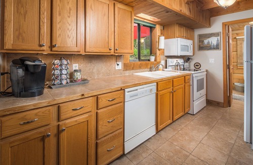 Sugar Mountain Cabin | Cozy Sugar Mountain Cabin with Hot Tub/Fire Pit Very Close to Skiing/Snowtubing