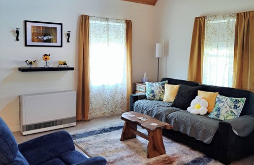 Litchfield Cottage | Cozy Sunshine Cottage on Woodbury Pond