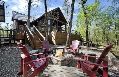 Hochatown House | Creekside Cabin Perfect for Family Getaways in Broken Bow, Oklahoma
