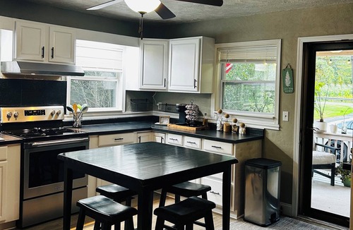 Bellville Cottage | Creekside Cottage - Charming 3-bedroom cottage in Bellville