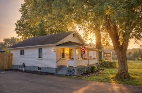 Springfield Cottage | Creekside Cottage: Private Hot Tub, Fenced Yard