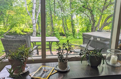 Downtown Anchorage House | Creekside Relaxation near park, downtown, and trails! Hot tub & lots of space