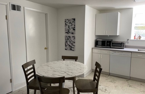 East End Apartment | Cute 2br apartment in charming Alameda Victorian. Close to Park St.