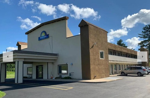 Bellville Hotel | Days Inn by Wyndham Bellville Mansfield