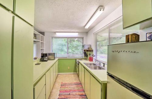 Frank Apartment | Deck, Fire Pit + Home Gym: Quiet Bakersville Gem