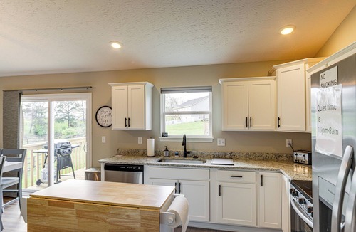 Dry Ridge House | Deck & Outdoor Dining: Family Getaway in Dry Ridge