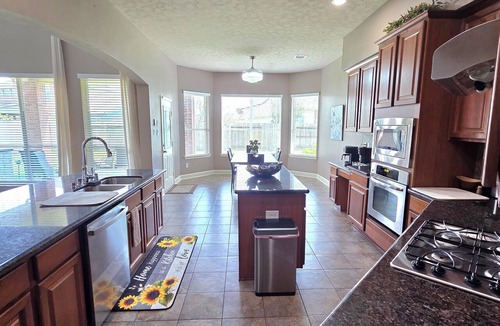 Houston House | Delightful 7-bedroom house with a heated pool and hot tub in Houston