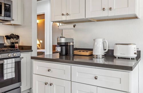 The Willows House | Designer Home Near Stanford/Tech Hub+AC/Gym/Office/BBQ/Parking. 2 Bed/1 Bath.