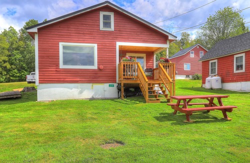 Rangeley House | 🐾Digby's Overlook - Small cabin just minutes from downtown Rangeley, dog friendly
