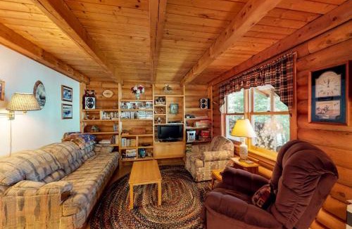 Rockwood House | Dog-Friendly Lakefront Log Cabin with Peaceful Atmosphere, Dock & Boat Launch