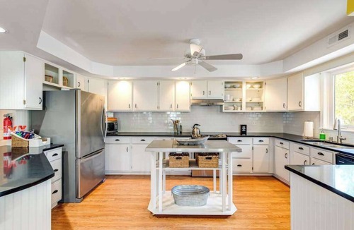 Cat Hill House | Dog-friendly South Bethany gem near the beach with central AC & fast WiFi