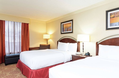 East Paris Hotel | DoubleTree by Hilton Hotel Grand Rapids Airport