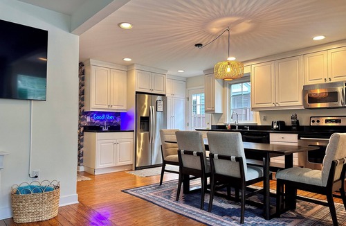 The Pines House | Downtown 6-bedrooms Pet friendly house&cottage, rooftop deck Offseasondiscounts
