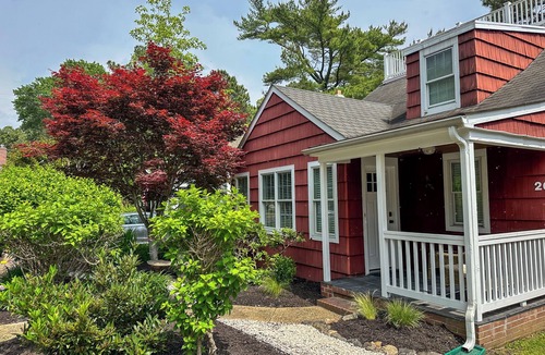 The Pines House | Downtown 6-bedrooms Pet friendly house&cottage, rooftop deck Offseasondiscounts