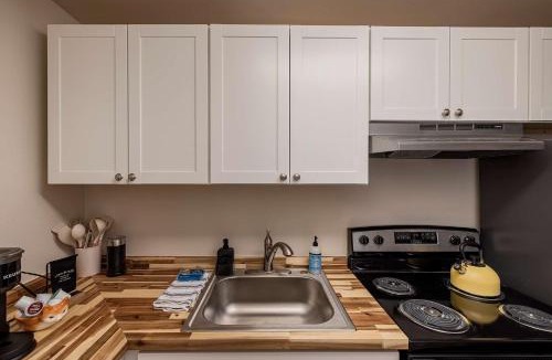 Downtown Anchorage Apartment | Downtown Art Deco - Studio