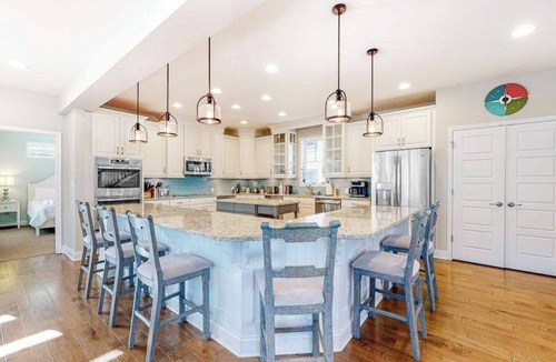 Country Club Estates House | Downtown home near the ocean with enclosed yard, WiFi, AC & beach gear - dogs OK