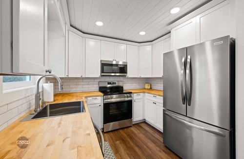 Palmer House | Downtown Home & Studio Apt! Walk to Shops & Cafes!
