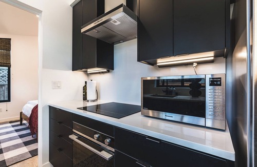 San Jose House | Downtown San Jose private guesthouse. Minutes to Levi's, SAP Center, SJSU & more