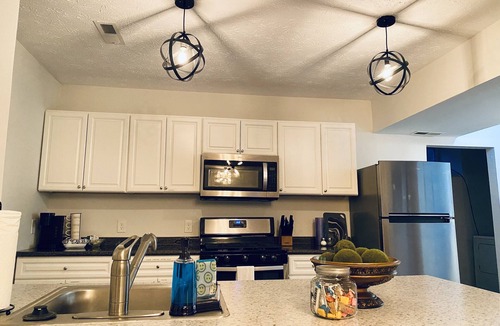 East Price Hill Apartment | Downtown Views- 4 Minutes to Downtown