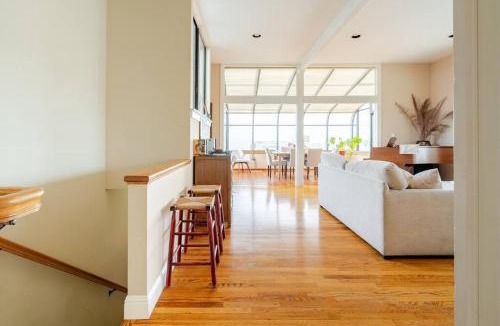Buena Vista House | Dreamy 3-Story House : Sunroom + City Skyline View