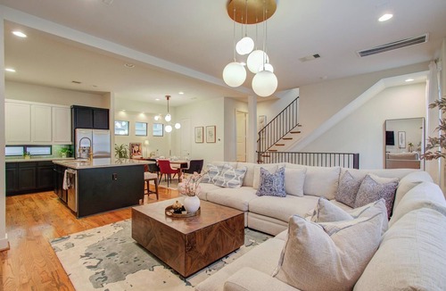 East Downtown Houston House | Eado Elegance: Modern Retreat, Walk to Bars & Main Event Venues!