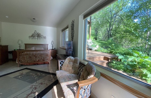 Eagle River Apartment | Eagle Peak Guesthouse/Deluxe studio/wilderness stay without the travel hardship