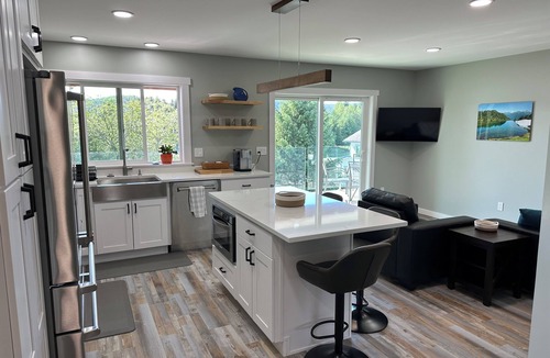 Mendenhall Valley Apartment | Eagle’s Nest River and Mountain View. Walking distance to the Airport.