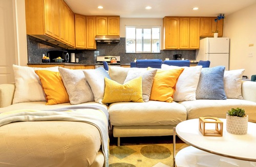 Menlo Park House | Eclectic Tech and Family Friendly with Gaming 5 min Walk to Meta in Menlo Park