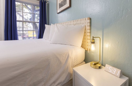 Civic Center Hotel | Economy Queen Room with Ensuite Bathroom