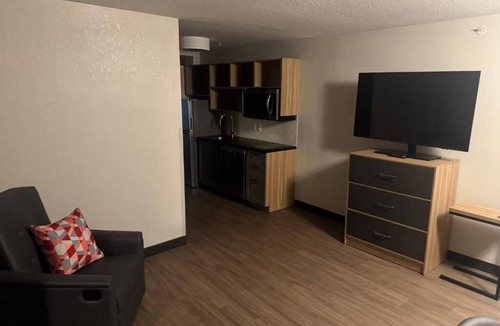 North San Antonio - SAT Hotel | Effortless Comfort in a Modern Room w/Kitchen + Access to BBQ Area Facilities