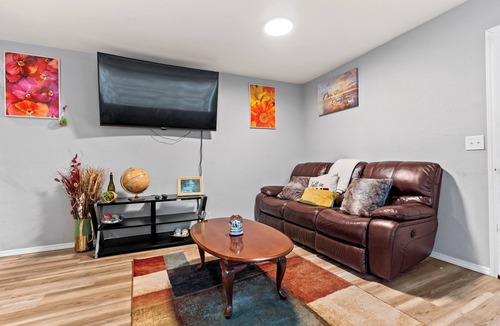 Northeast Anchorage House | Elegance &Ease Luxury Home 3-bedroom house in Anchorage with WiFi access