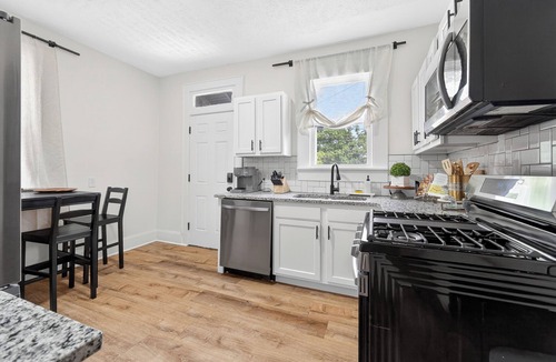 Royal Manor House | Elegant 4BR/5-Bed Oasis Premium Location nr OSU