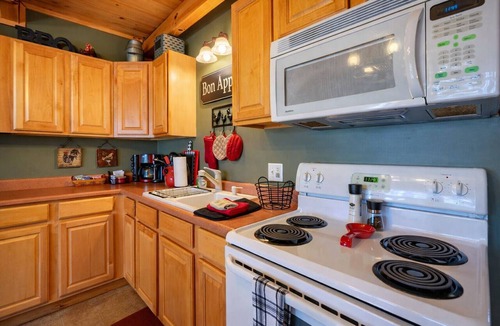 Carbon Hill Cabin | Elwood Loft & Barn: A budget-friendly cabin for 4: Hot tub + 3 horse stalls