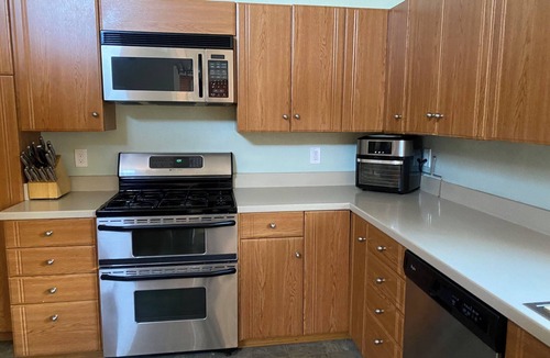 Kodiak House | Emerald Isle Getaway - Tremendous 3-bedroom house with WiFi in Kodiak