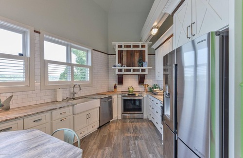 Prospect Apartment | Enchanting Riverfront Nest! Beautiful 3-Bedroom Lighthouse with Panoramic Views!