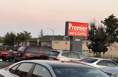 Oakland Hotel | Enjoy Affordable Comfort in Spacious King Room Near Chabot Science Center