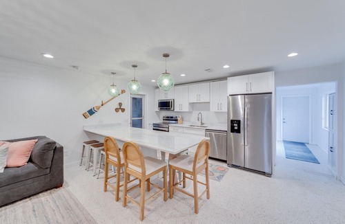Mid Island House | Enjoy Paradise, Cozy Night, 5 Minute Walk to the Beach