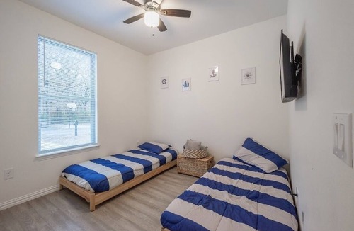 Carolyn Estates House | ★Enjoy Sunsets! Short walk to Cedar Creek Lake! Fully Equipped 3BR/2BA