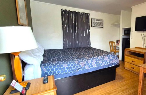 Cadillac Hotel | Enjoy & Unwind in a Budget Room Near Veterans Memorial Stadium | Free Parking