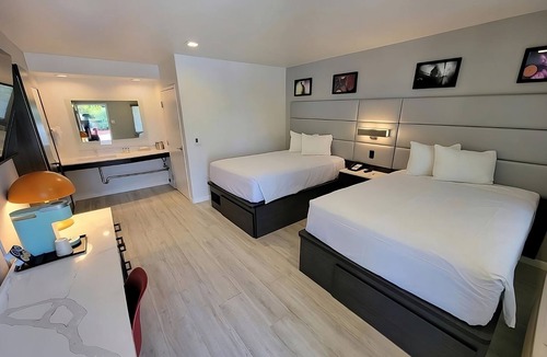 Newhall Hotel | Enjoyable Stay! Minutes to Pruneridge Golf Club! FREE Parking!
