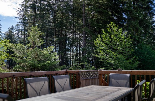 Mendenhall Valley House | Entire home w/hot tub! Near glacier, skiing, and more