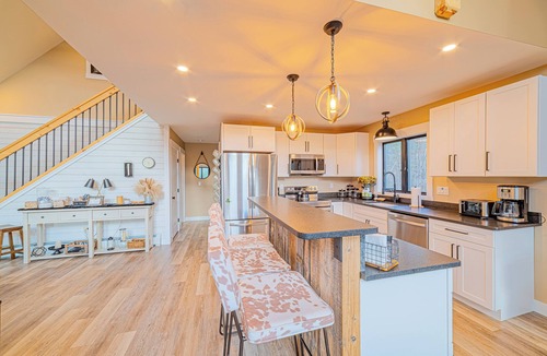 Bethel Ski Chalet | Entire private modern 3-bedroom chalet, Hot Tub, Wifi, 15 mins from Sunday River