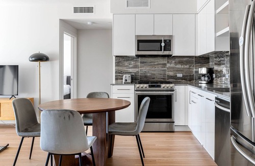 Downtown Oakland Apartment | Epic Oakland 2BR w/AC, W/D, Sky Deck, next to BART, by Blueground