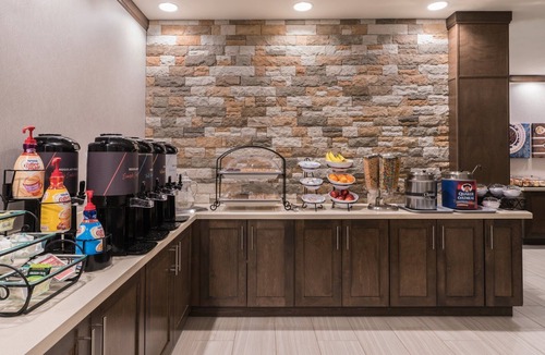 Midtown Anchorage Apartment | Equipped Queen Studio | Free Daily Breakfast, Business Center + Heated Indoor Pool Access