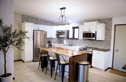 College House | Escape to a private hilltop luxury home with breathtaking valley & Aurora views!
