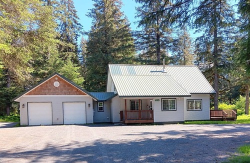 Seward House | Exclusive Private Home in Quiet Neighborhood 3 Bedroom 2 Bath & Loft